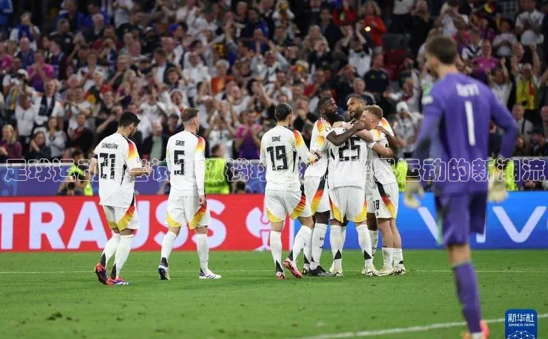 万向娱乐平台登录中文在线足球运动员尝试接橄榄球：挑战跨界运动的新潮流